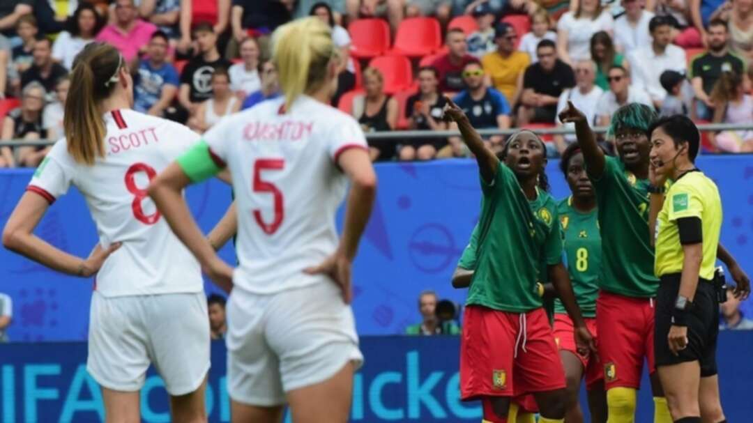 جدل كبير وانتقادات في مباراة الكاميرون وإنجلترا بكرة القدم للسيدات
