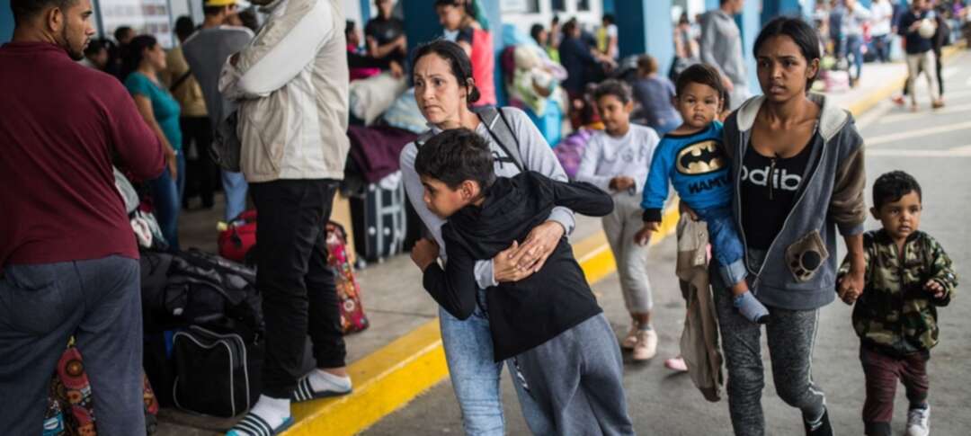 مهاجرون فنزويليون يتزاحمون لعبور حدود البيرو بعد تفاقم الأزمة