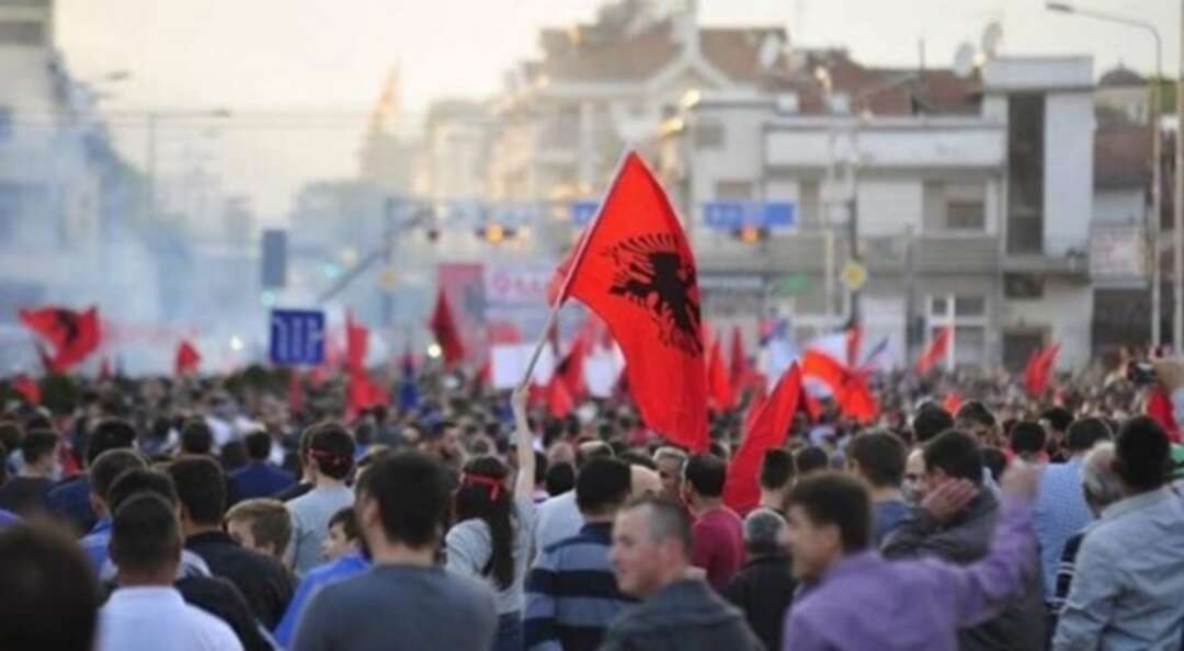 متظاهرو ألبانيا: إرحل و إلا سندق عنقك