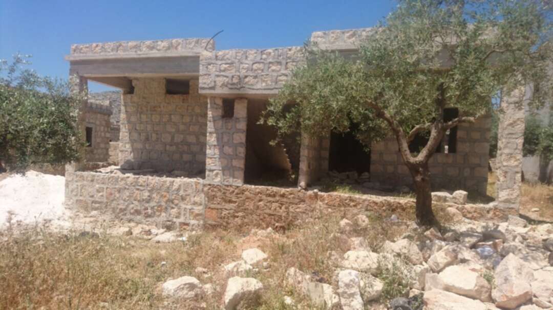 هرباً من لهيب الإيجار.. نازحون يبنون منازل لهم في إدلب ريف إدلب الجنوبي