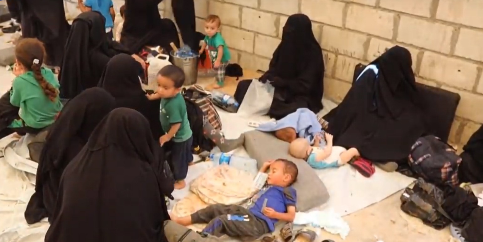 ترحيل دفعة من النساء والاطفال السوريين من مخيم الهول