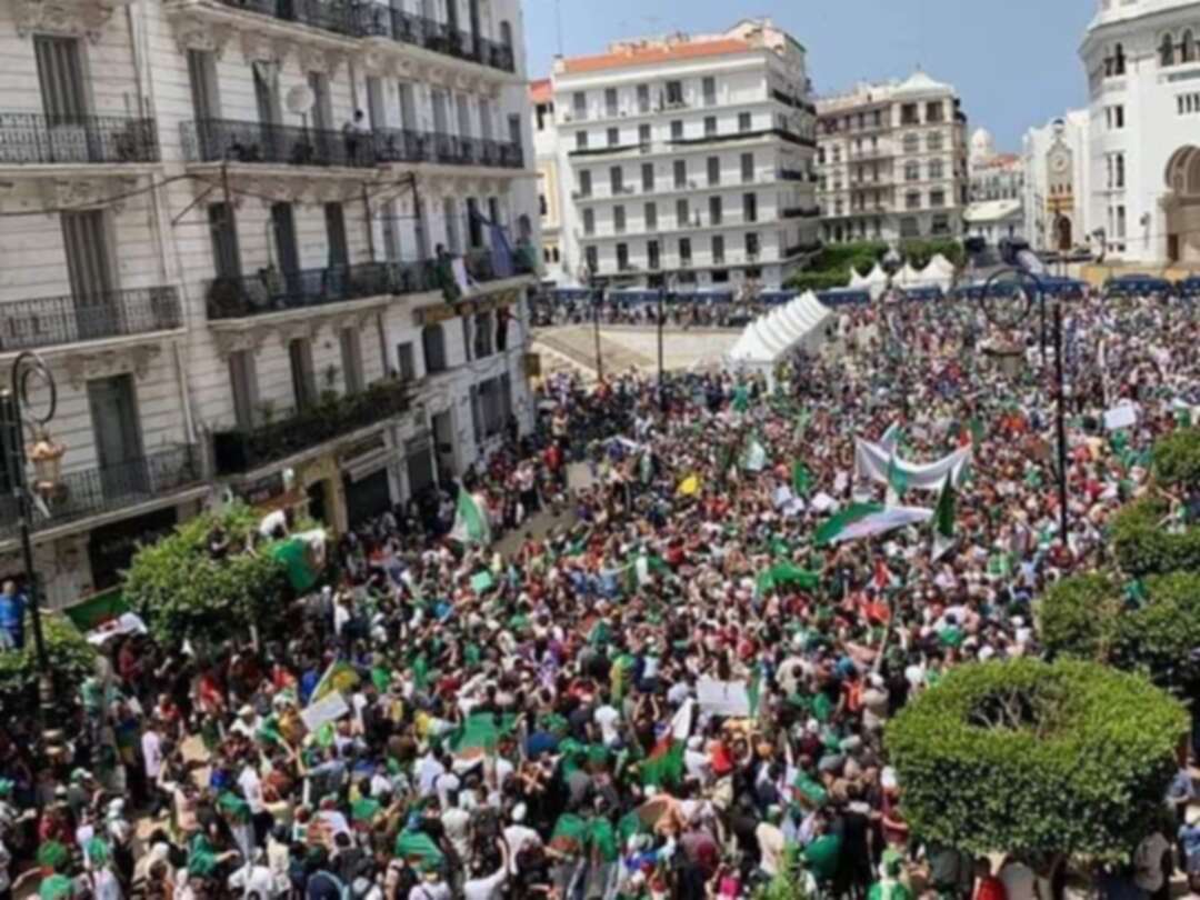 عشرات آلاف المحتجين الجزائريين يتظاهرون في شوارع الجزائر