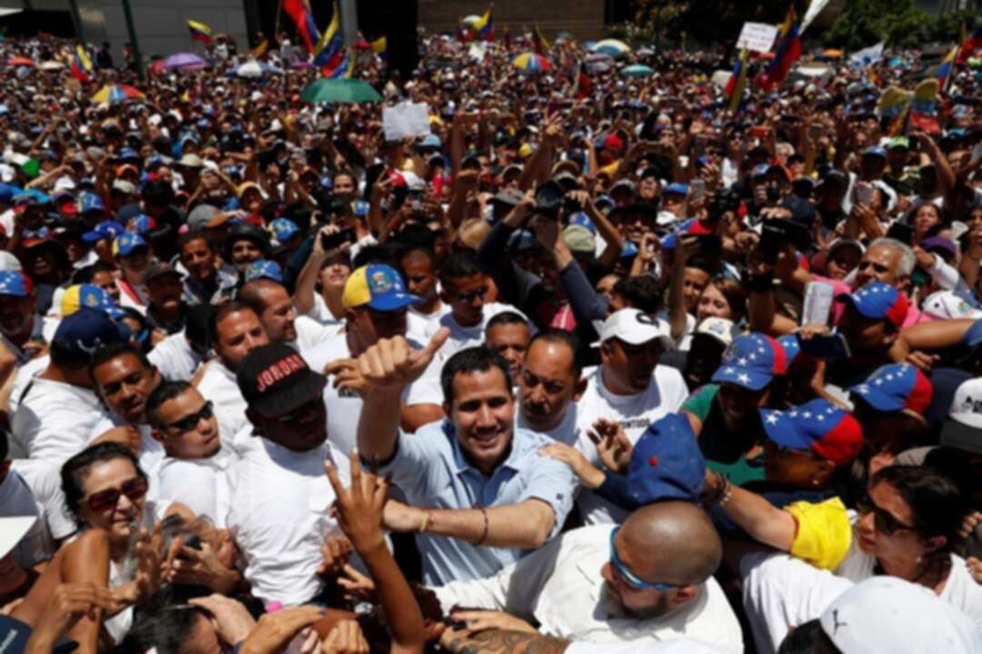 غوايدو يحشد أنصاره و مادورو يرد بالجيش .. ماذا يريد الطرفان؟