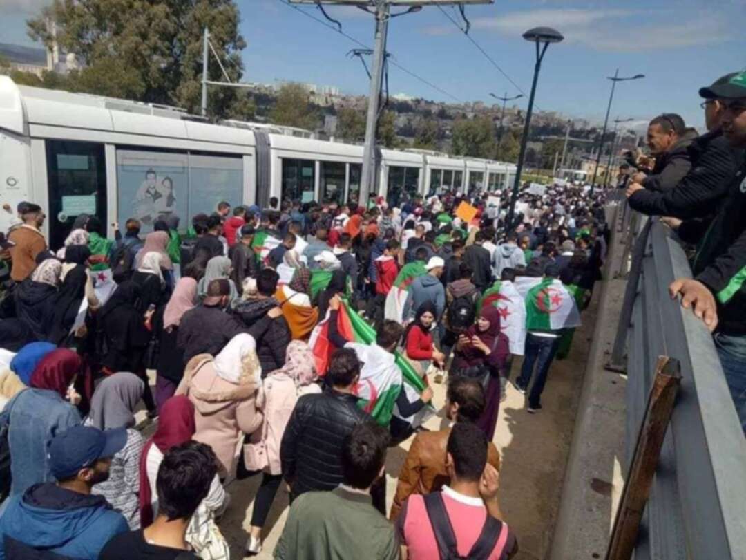 تظاهرات جزائرية بالتزامن مع أمر بالقبض على وزير الدفاع الجزائري الأسبق