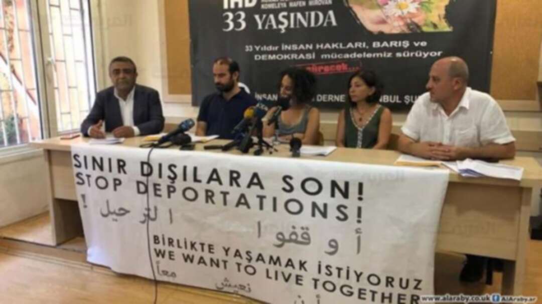 حقوقيون وناشطون أتراك يطالبون بوقف ترحيل اللاجئين السوريين