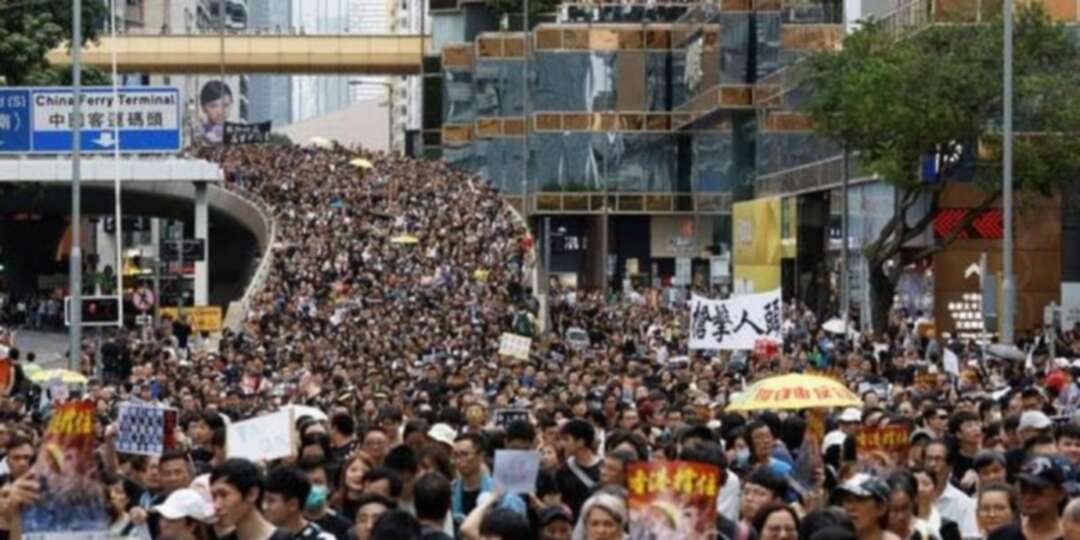 صدامات في هونغ كونغ .. ورئيسة الحكومة تتهم المتظاهرين بالسعي لتخريب المدينة