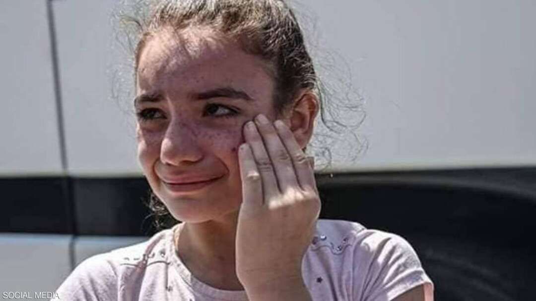 صورة طفلة سورية مرحّلة تشعل مواقع التواصل بانتقادات ضد تركيا