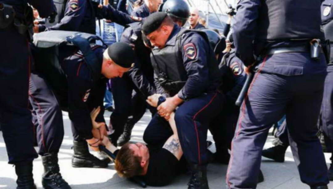 فرنسا تندد باعتقال المتظاهرين في موسكو والأخيرة تتهم السفارة الأميركية بتحريك الاحتجاجات