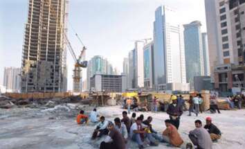 قطر تعتقل وترحل عمالاً احتجوا على تأخر رواتبهم قبل كأس العالم