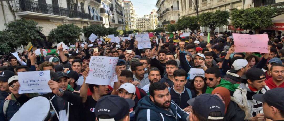 جزائريون يتظاهرون ضد الانتخابات التي دعا إليها قايد صالح