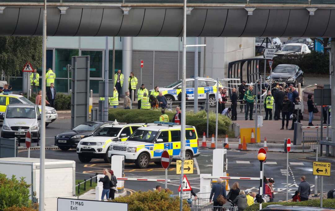الشرطة البريطانية تفجّر طردًا مشبوهًا في مطار مانشيستر