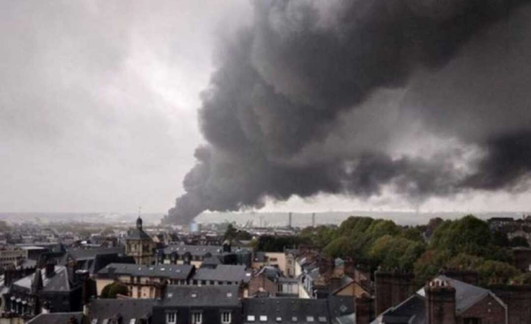 حريق مصنع كيماوي بفرنسا يهدّد نهر السين بالتلوث