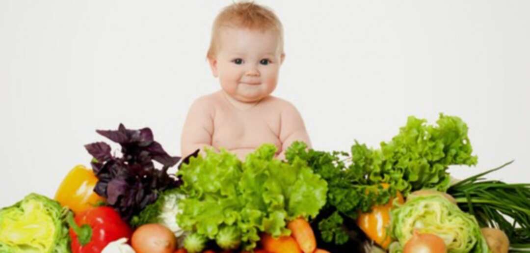 تقديم مجموعة من الأطعمة بشكل منتظم لطفلك يجعله أكثر مرونة في عاداته الغذائية
