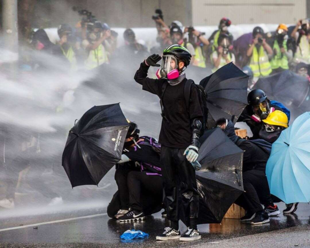 محتجو هونغ كونغ في صدامات عنيفة مع الشرطة