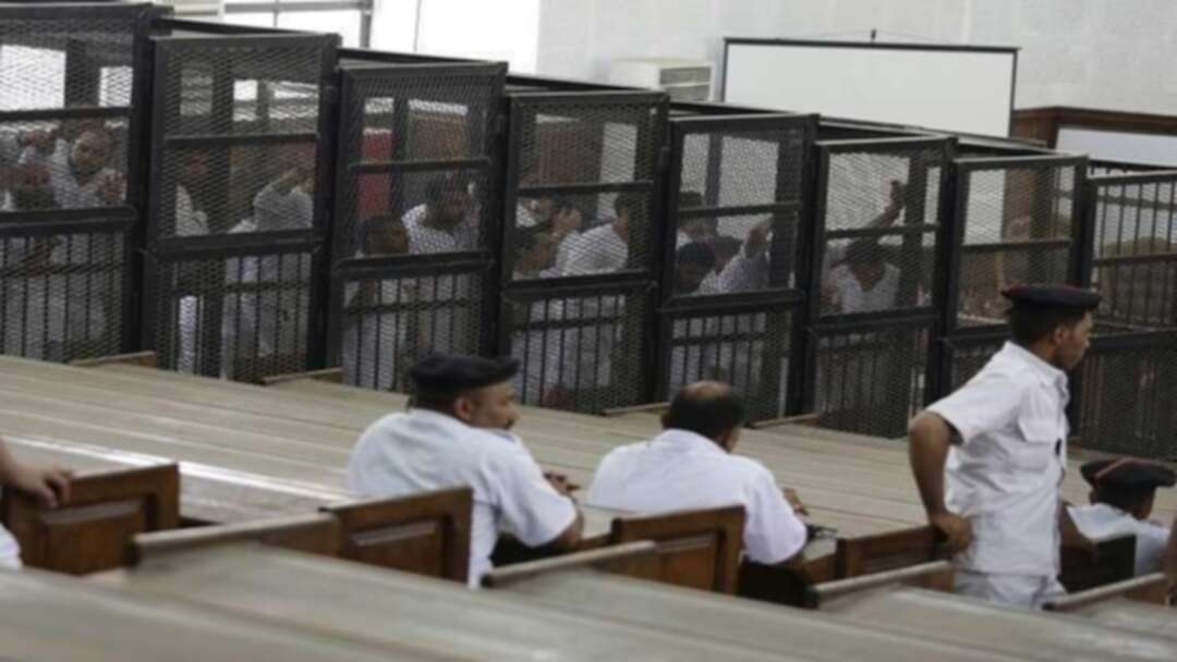 مصر تحكم على مرشد الإخوان وقادة آخرين بتهمة التخابر مع حماس