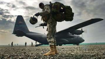 مايك بنس: الجيش الأمريكي مستعد للتدخل بعد الهجمات على آرامكو