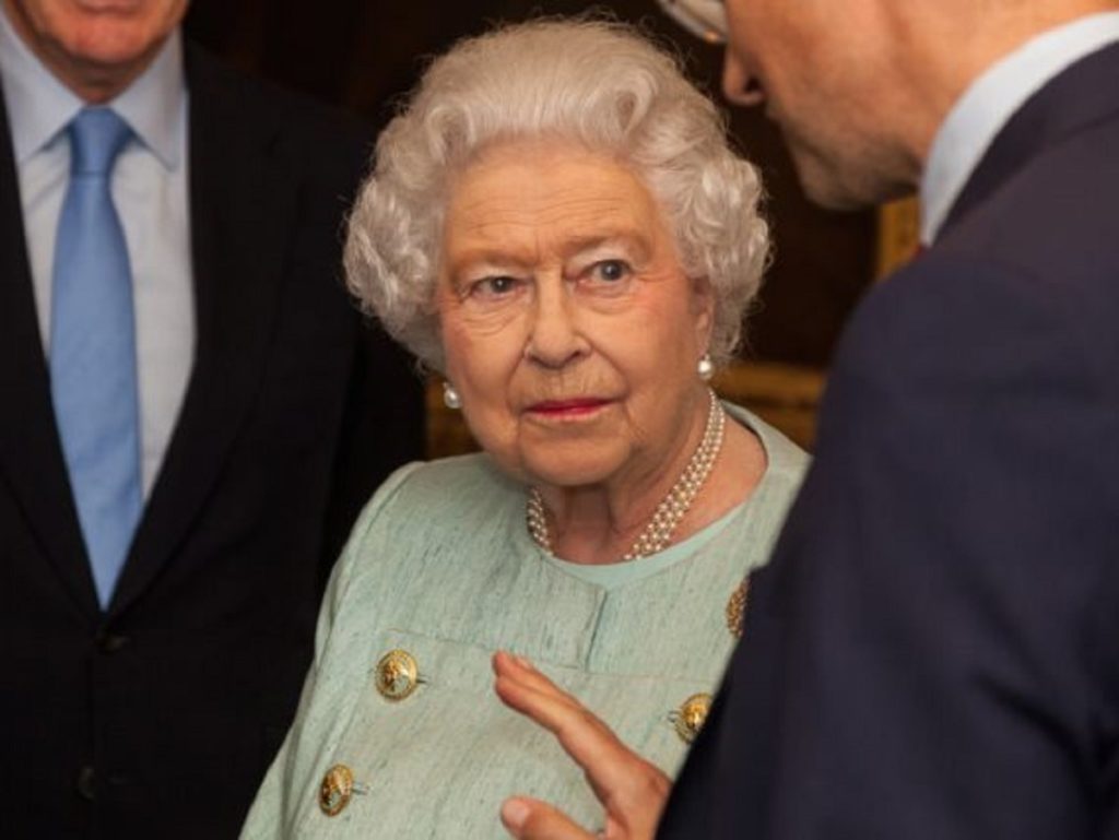 الملكة إليزابيث توافق على تشريع يمنع خروج بريطانيا من الاتحاد دون اتفاق