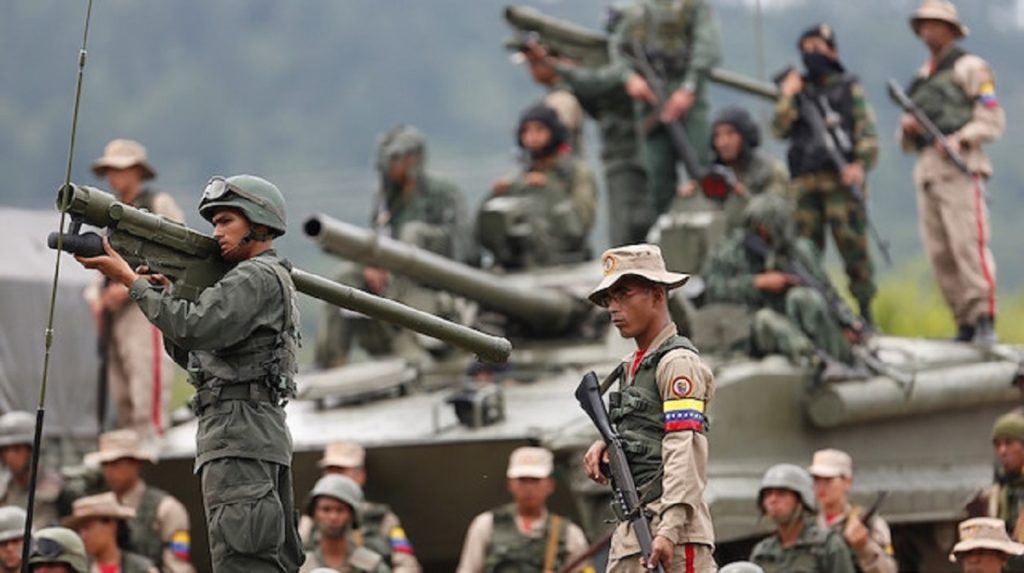فنزويلا تبدأ مناورات عسكرية على الحدود مع كولومبيا