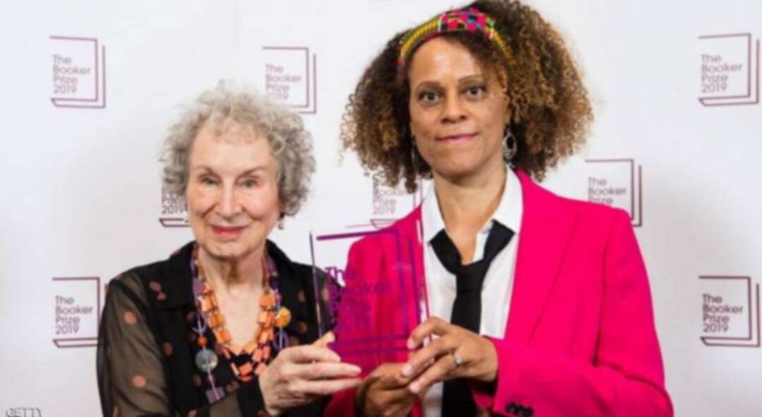 روائيتان تفوزان مناصفة بجائزة بوكر العالمية في كسر لتقاليد الجائزة