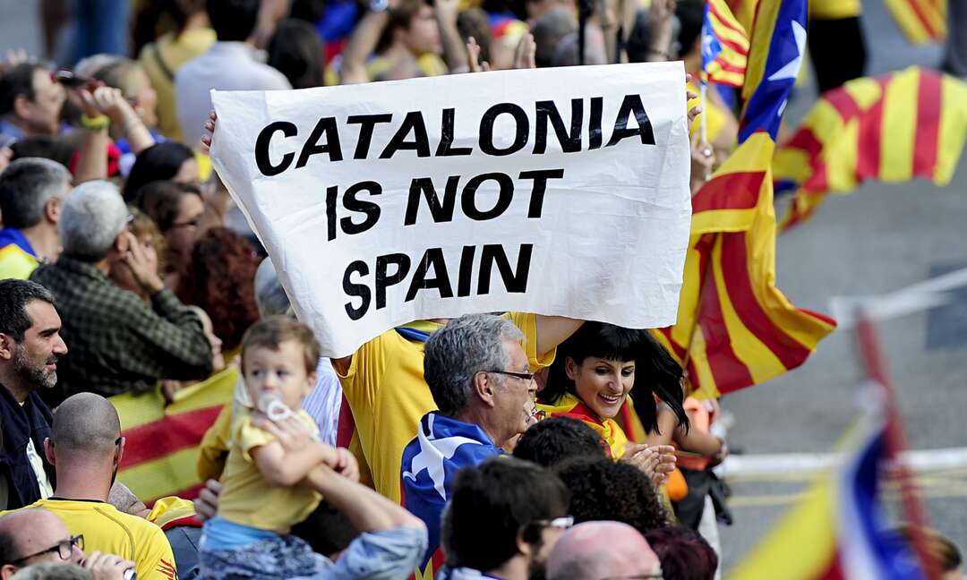 إسبانيا ستعزز وجود الشرطة في كتالونيا بسبب استمرار التظاهرات