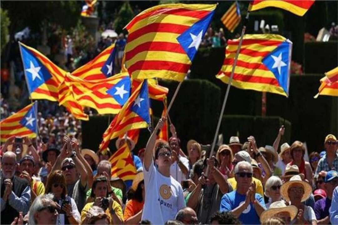 الكتالونيون ينظمون احتجاجًا في ذكرى استفتاء الانفصال عن إسبانيا