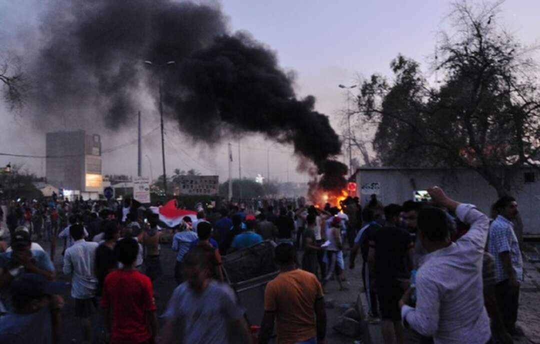 المتظاهرون في العراق يحرقون مقرات حزبية وصور خامنئي في الناصرية