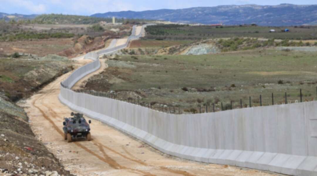 تركيا تعزز حدودها مع سوريا من جهة إدلب بجدار إسمنتي وأسلاك شائكة