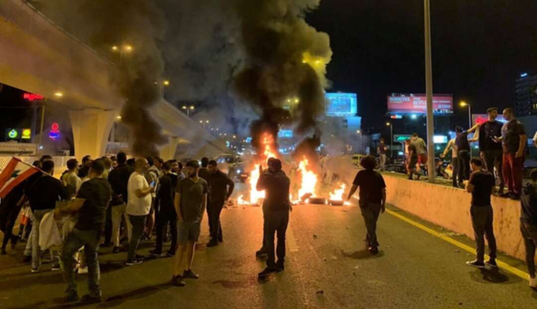 محتجون لبنانيون يعاودون إغلاق طريق جل الديب شمال بيروت