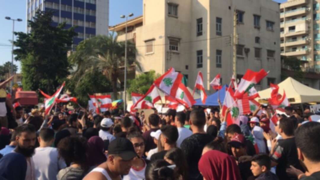 توافد المتظاهرين اللبنانيين إلى الساحات لليوم السادس