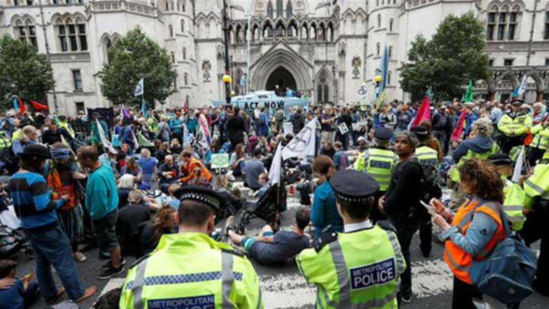 محتجون على تغير المناخ يغلقون مدخل هيئة الإذاعة البريطانية في لندن