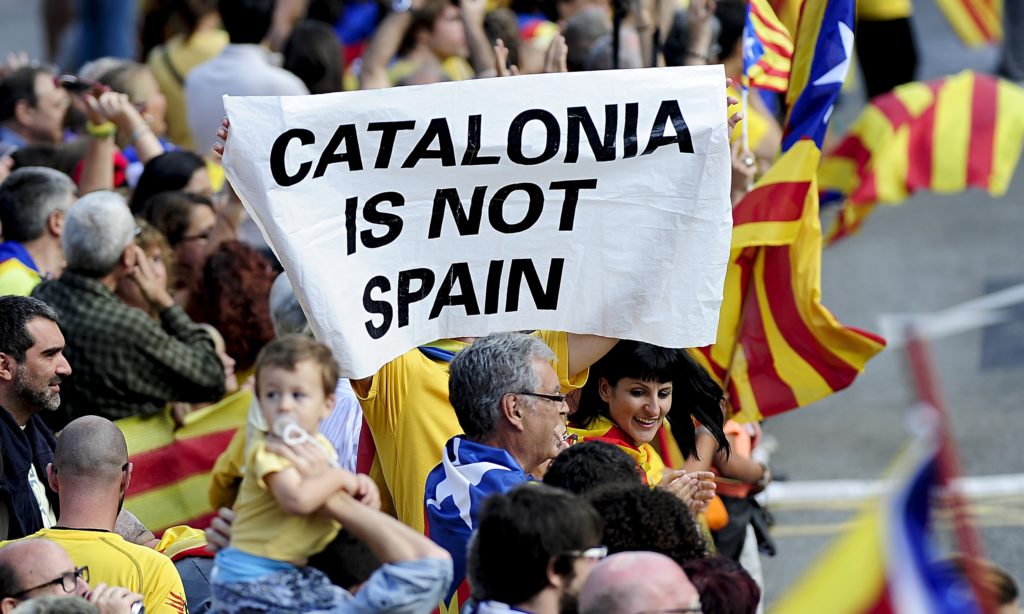 إسبانيا ستعزز وجود الشرطة في كاتالونيا بسبب استمرار التظاهرات