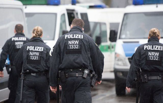 الشرطة الألمانية تقوم بحملة مداهمات على خلفية خطابات تهديد لمساجد وأحزاب وصحف