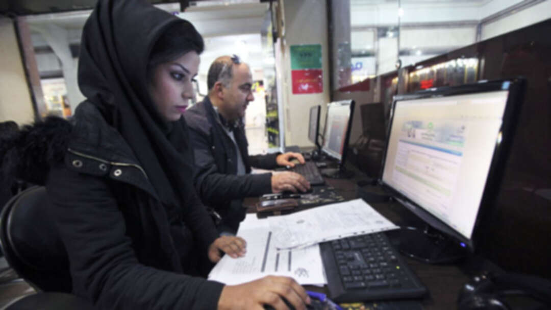 الإيرانيون بدون انترنت: صعوبات في العمل والتواصل وعرقلة للاقتصاد
