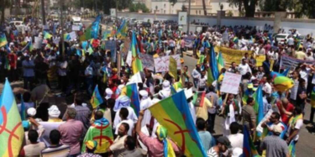 السلطات الجزائرية تعتقل مواطنين رفعوا أعلام أمازيغية في مظاهرات ضد الحكومة