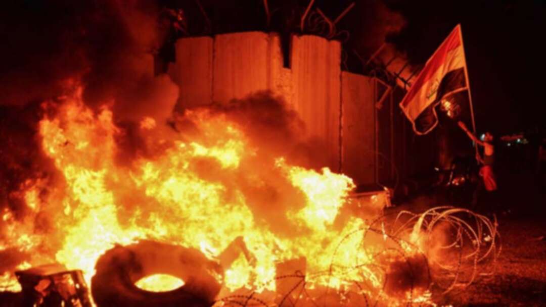 متظاهرون عراقيون يحرقون القنصلية الإيرانية في النجف