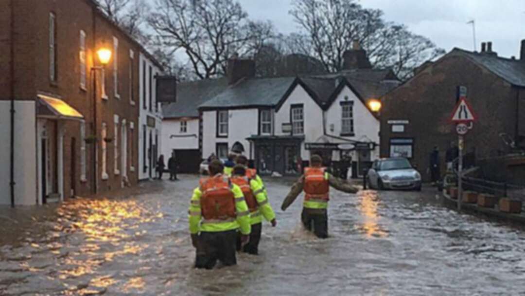 الفيضانات تُجبر بريطانيين على إخلاء منازلهم