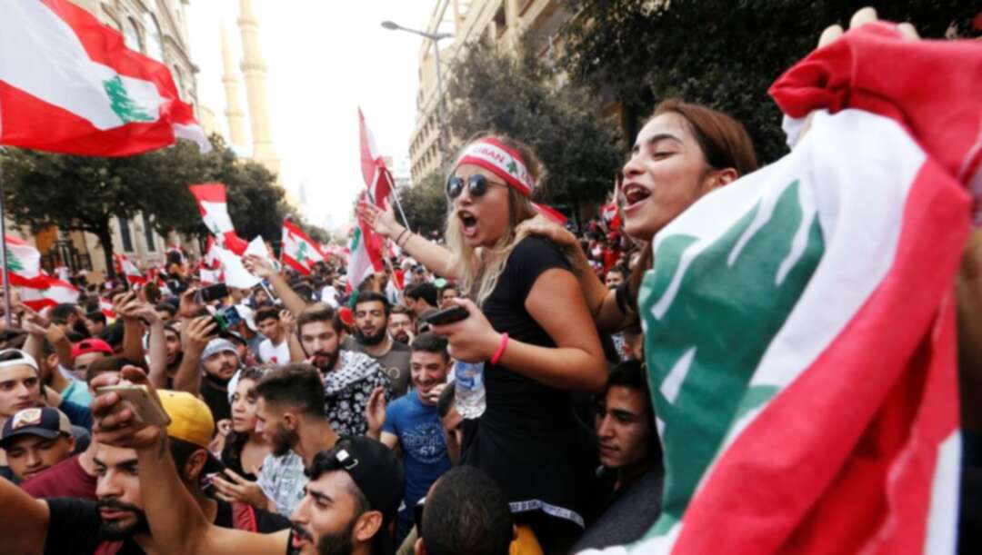 تكليف وزير سابق بتشكيل الحكومة اللبنانية يثير امتعاض متظاهرين