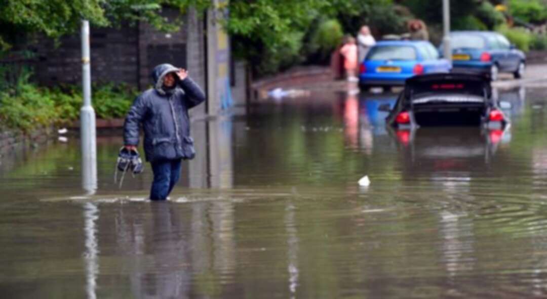 جونسون يصل للمناطق المتضررة من الفيضانات في بريطانيا