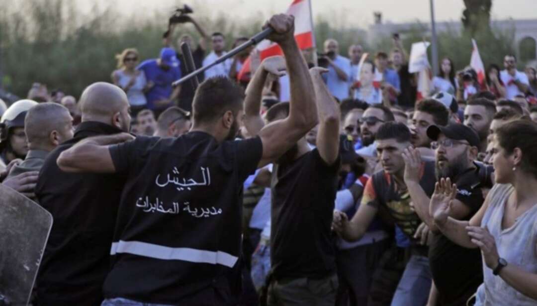المخابرات اللبنانية تعتقل 3 قاصرين بسبب إسقاط لافتة حزبية