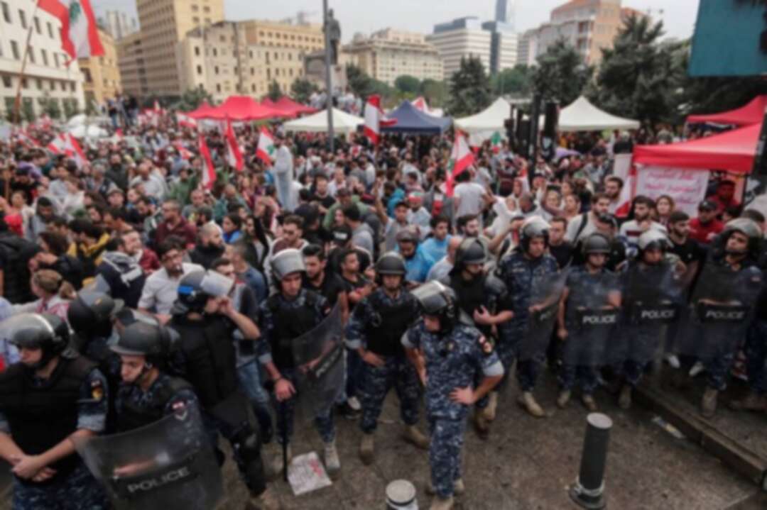 الجيش اللبناني يفض الاعتصامات بالقوة في بيروت
