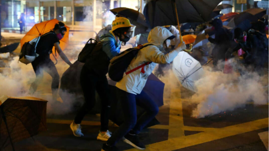 محتجون يتحصنون داخل جامعة في هونغ كونغ قبل يومين من الانتخابات