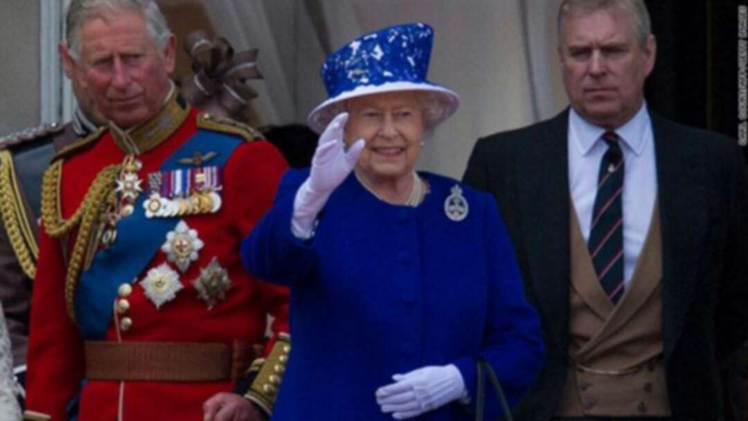 ملكة بريطانيا في صورة نادرة تظهر للعامة على عكاز