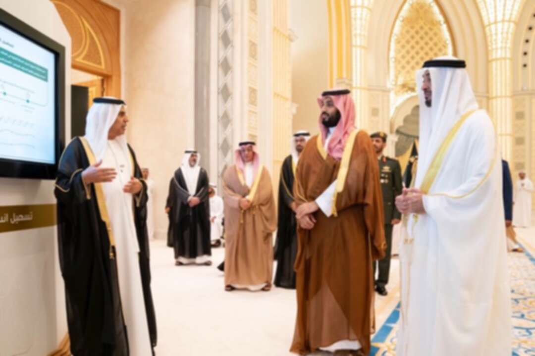 ولي العهد السعودي يعقد مباحثات مع كبار المسؤولين الإماراتيين