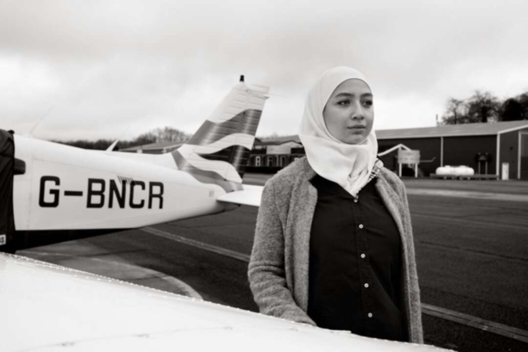 شابة سورية تقود طائرة بمفردها في بريطانيا