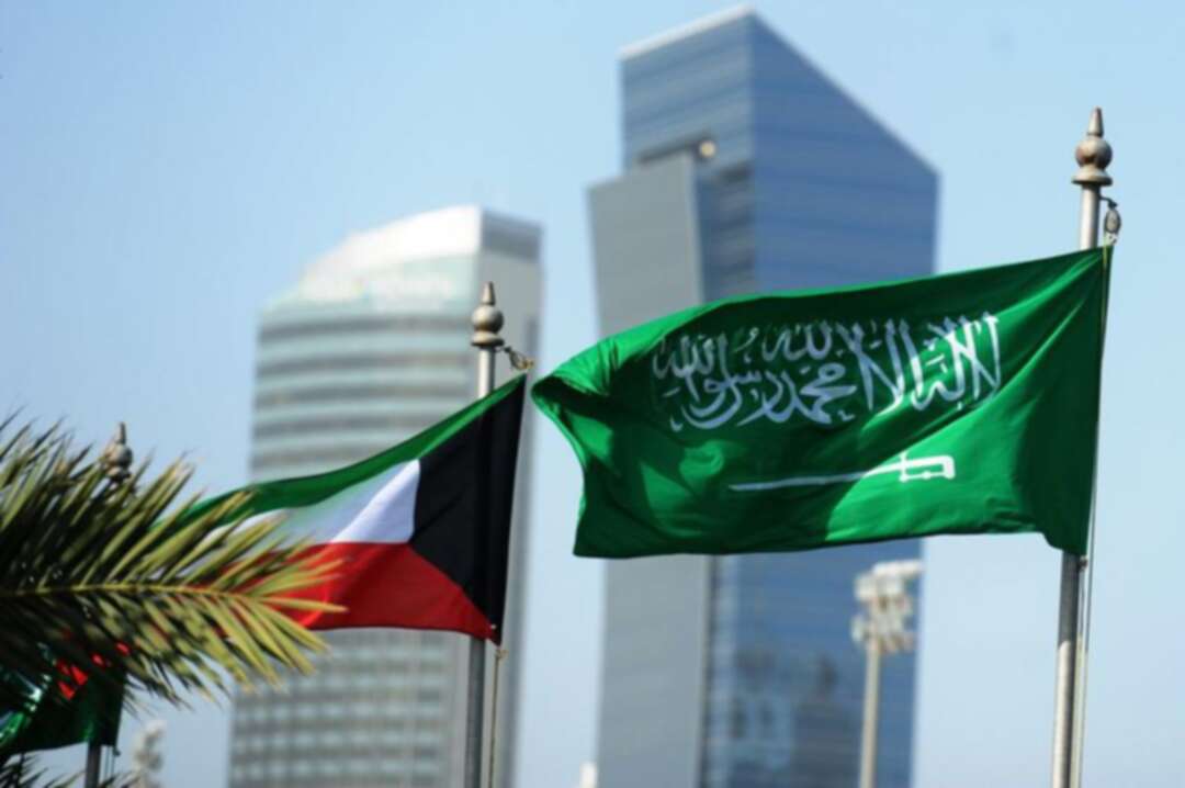 الكويت والسعودية توقعان اتفاقاً لاستئناف إنتاج النفط من المنطقة المقسومة