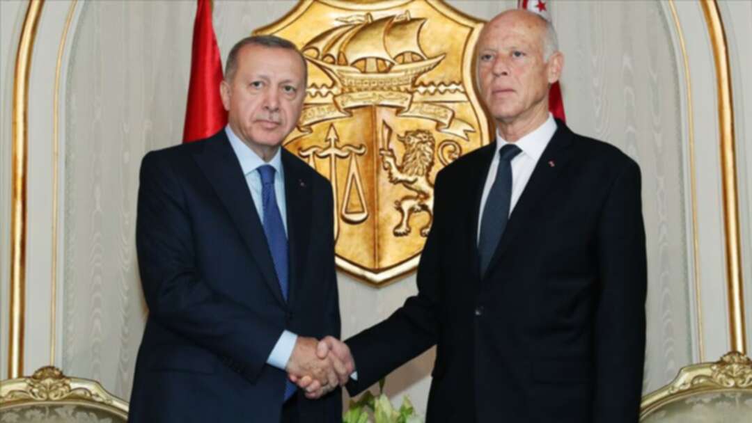 أردوغان يحاول شق الصف العربي ويحط رحاله في تونس