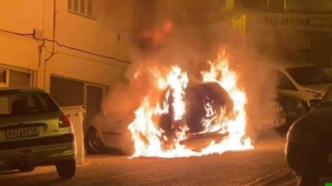 استفزازات أنقرة تدفع يونانيين لحرق سيارة دبلوماسي تركي