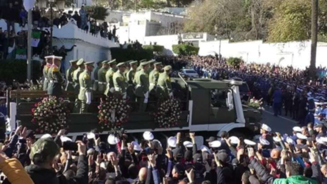 جزائريون يطردون السفير الفرنسي من جنازة قايد صالح