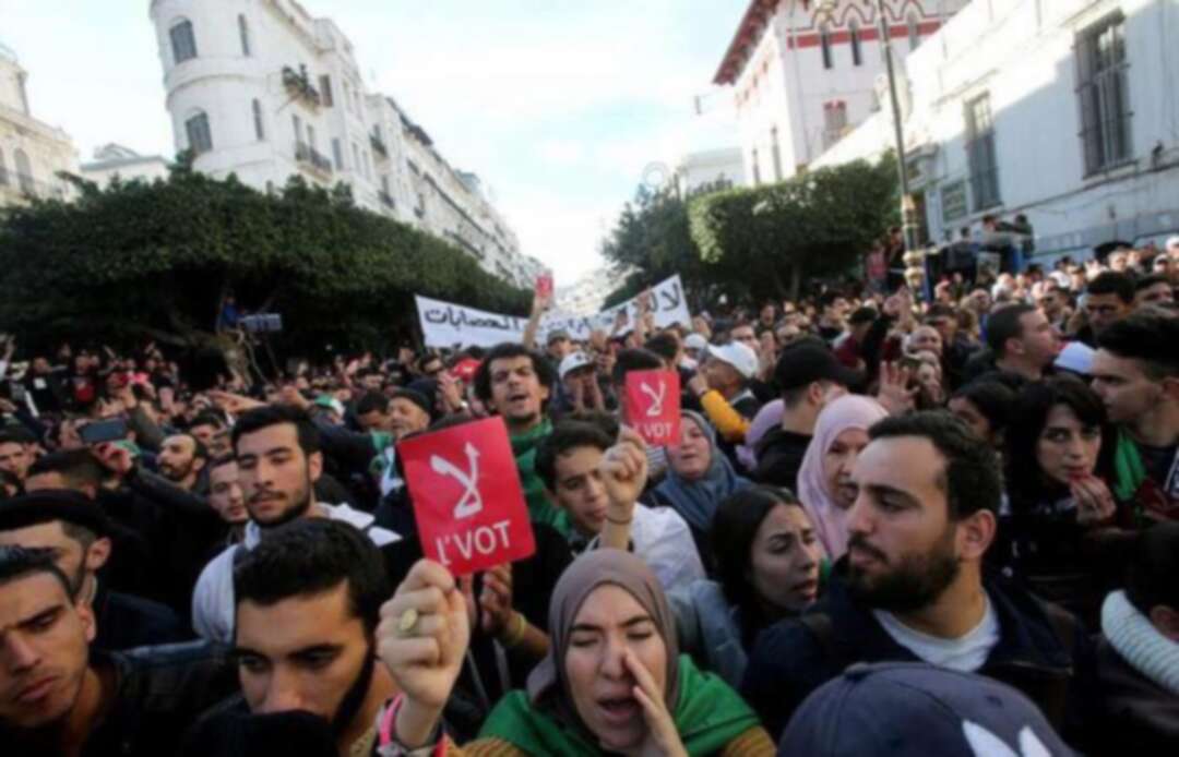 جزائريون يقتحمون مراكز الانتخابات ويمزقون أوراق الانتخاب