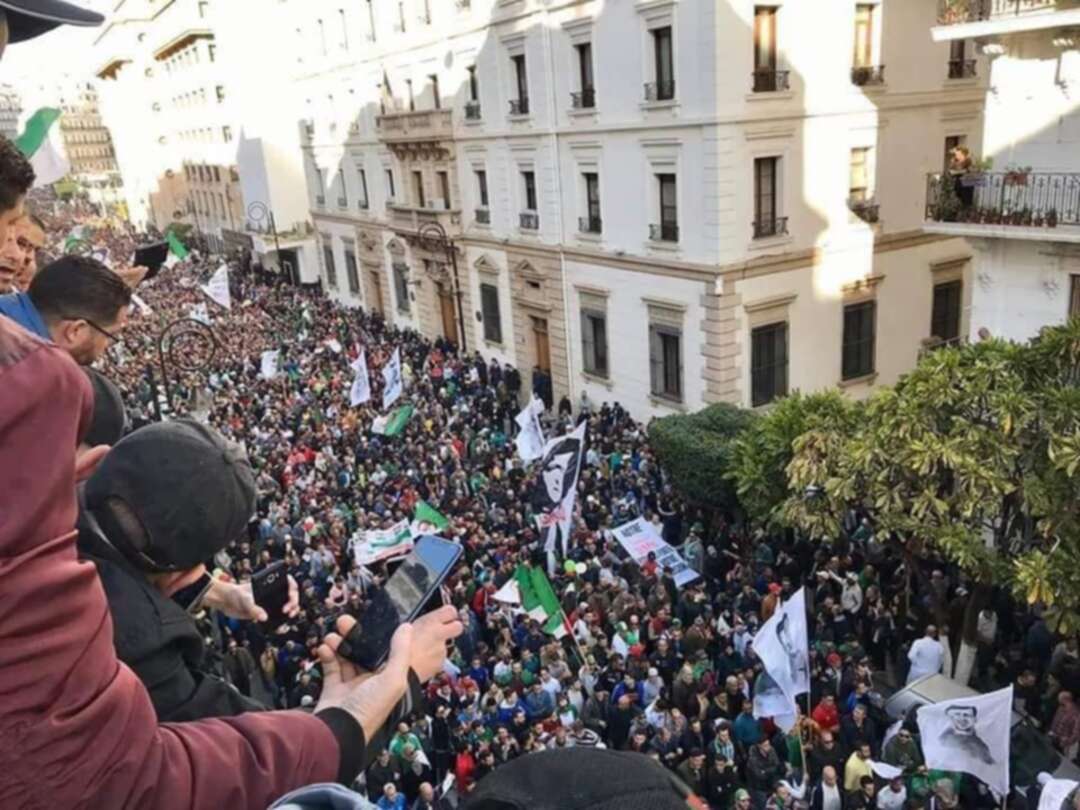 الجزائريون يتظاهرون بالآلاف رفضاً للانتخابات الرئاسية